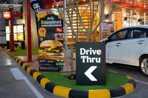 bangkok, thailand, 2-6-21-drive thru-skylt med vänsterpilen burger king foto