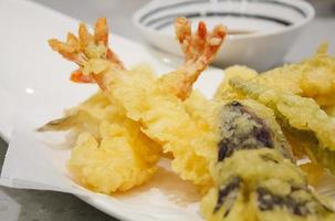 japanska köket - tempura räkor med sås foto