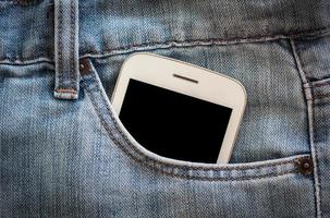 mobiltelefon i jeansficka med svart skärm foto