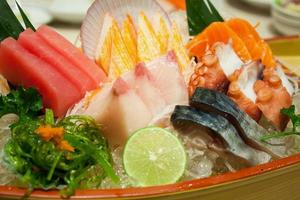 japansk mat sashimi set foto