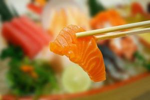 lax sashimi med sashimi set bakgrund foto