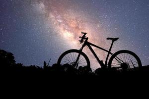 mountainbike siluett i en vacker utsikt. cykling och äventyr koncept foto