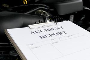 mekaniker inspekterar skadebil och fyller i olycksrapporteringsformulär foto