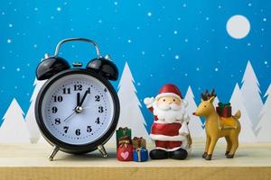 klocka och barnleksaker för juldekoration. foto