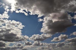 vackra moln på den blå himlen foto