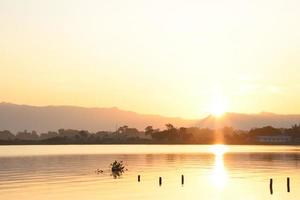 panoramautsikt över färgglad soluppgång i toba sjön unesco global geopark foto
