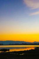 vacker solnedgång bakgrund på sjön Toba foto