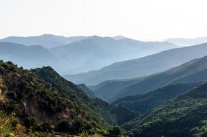 paesaggio montano con tipica nebbiolina azzurra. foto