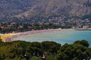 panoramica della spiaggia di mondello. Palermo, Italien. foto