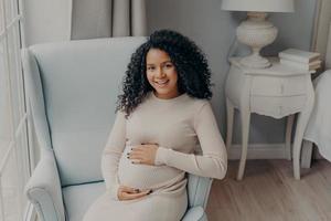 lyckligt leende gravid kvinna framtida mamma njuter av graviditetstid foto