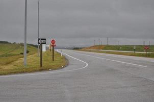 tom motorväg med grå himmel foto