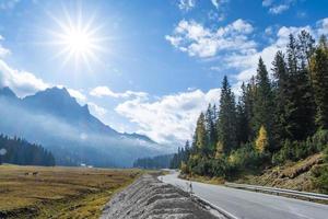 lång väg till vackert landskap utsikt över tall vid vacker landskapsvy av liten stad vid Belluno norr om Italien. foto