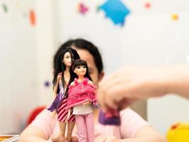bangkok, thailand, feb 02,2022-tjej spelar barbiedockor foto