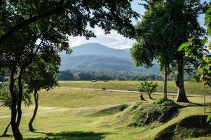 utsikt över grön park och berg på solig dag vid ang kaew reservoar foto
