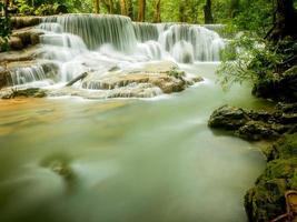 den underbara skönheten i regnskogen och vattenfallet Huai Mae Khamin foto