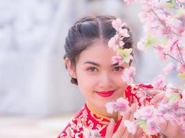asiatiska vackra kvinnor fotograferade i kinesiska folkdräkter foto