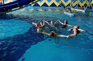 fitness grupp av flickor gör aerobiska övningar i poolen på vattenparken. sport och fritidsaktiviteter. foto