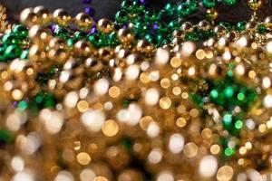 mardi gras pärlor med bokeh i grönt, guld och lila foto