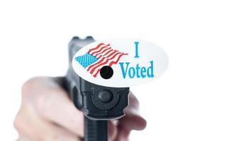 Jag röstade idag kampanjknapp med hål på pistol för väljarundertryckning foto