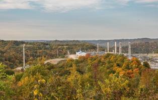 naturgasbrunn och oljefält gör fracking i appalachia nära moundsville foto