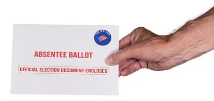 frånvarande omröstning eller omröstning per post kuvertet lämnas av senior kaukasiska hand foto