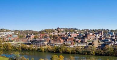 flygdrönarpanorama över campus i centrum och byggnader vid universitetet i Morgantown, västra Virginia foto