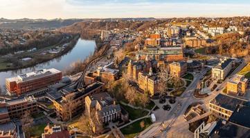 flygdrönarpanorama av vedbränningscirkeln vid universitetet i morgantown, västra virginia foto