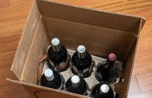 öppen låda eller låda med sex flaskor vin efter hemleverans foto