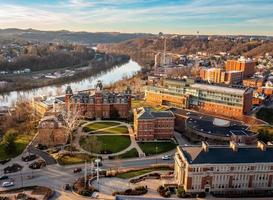 flygdrönarpanorama av vedbränningscirkeln vid universitetet i morgantown, västra virginia foto