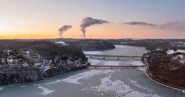 flygpanorama över den frusna cheat lake morgantown, wv med i68 bridge foto