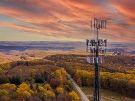 mobiltelefon eller mobiltjänsttorn i skogsområde i västra Virginia som tillhandahåller bredbandstjänster foto