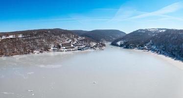 flygpanorama över den frusna cheat lake morgantown, wv tittar uppströms foto