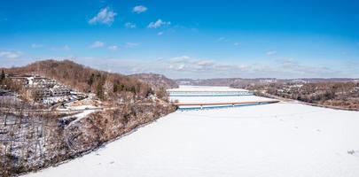 flygpanorama över den frusna cheat lake morgantown, wv med i68 bridge foto