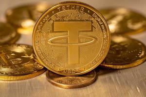 Tether coin koncept som används som ett sätt att handla med bitcoin och andra alt-mynt med ett dollarmynt foto