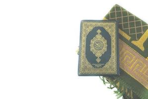 bilder på koranen och bönemattor redo för ramadan. arabiska på omslaget översätts som koranen foto