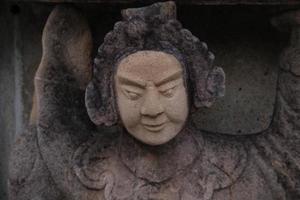 leende ansikte av antika infödda staty i wat pho, thailand. foto