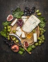 ostplatta gorgonzola och camembertost med kniv för ost foto