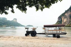 resor, hav och klippiga berg i thailand foto