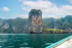 resor, hav och klippiga berg i thailand foto