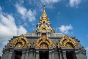 sinakarintra stit mahasantikhiri pagoda minnesmonumentet av hans majestät drottning moder av thailand på toppen av berget vid doi mae salong, chiang rai provinsen i thailand. foto