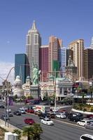 las vegas, nv, usa - augusti, 30, 2017 new york-new york kasino och hotellarkitektur fasad har många av new york city ikoner i las vegas. foto