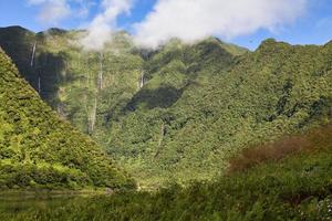 grand etang och bras d'annette vattenfall i reunion island foto