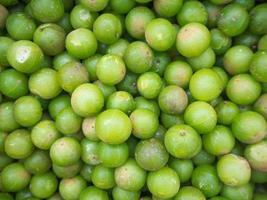 hög med phyllanthus emblica frukt till salu på marknaden foto