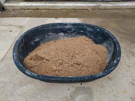 beredning av en viss mängd sand för bruksblandningsarbete på en byggarbetsplats. foto