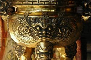 kinesisk gyllene tillbedjan skål foto