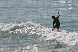 surfare på den soliga stranden foto