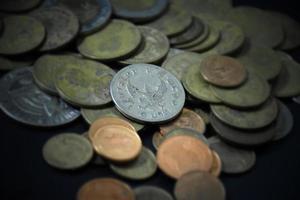 thailändska bahts mynt på mörk bakgrund, foto