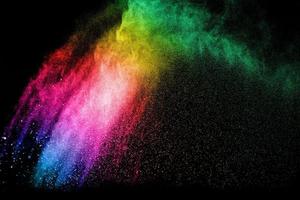 färgglada av pastell pulver explosion.rainbow färg damm stänk på svart bakgrund. foto