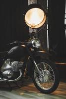 retro motorcykel i rummet foto