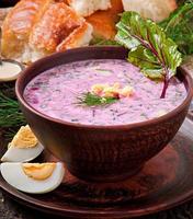 kall soppa med rödbetor och yoghurt foto